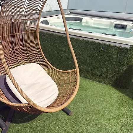 Apartamento Atico Gran Terraza Y Jacuzzi Cerca De La Playa Apartman