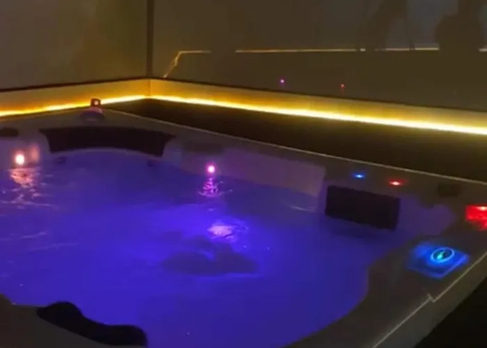 Apartamento Atico Gran Terraza Y Jacuzzi Cerca De La Playa Apartman *